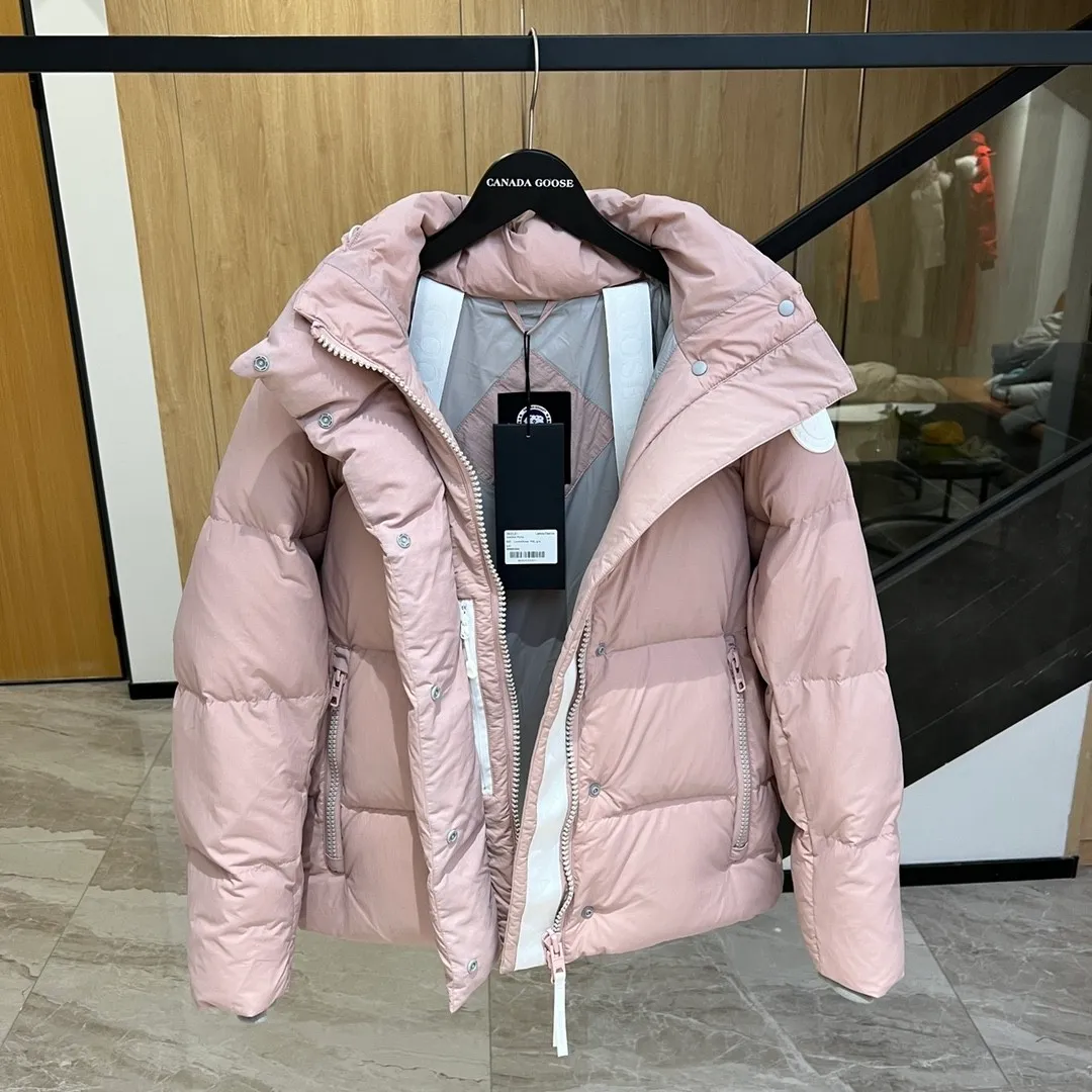 P760 Capsule Series #Exclusive First Release #𝘾𝘼𝙉𝘼𝘿𝘼 𝙂𝙊𝙊𝙎𝙀𝙅𝙪𝙣𝙘𝙩𝙞𝙤𝙣 Top Original Core Private Chat CANADA GOOSE White Label STELS Series Junction Pastel Parker Top Original Product color: Beichen white, melting water blue, stone gray, soft light pink, moonlight lime Size: XS, S, M, L, XL Junction Parker pastel light weight, warm. The Junction Parker is made from soft EnduraLuxe fabric with CORDURA for added durability in high-wear areas, making it lightweight and durable. Features a removable hood for easy transition into warmer weather. Featuring white trim, this parka complements the muted fabric colors and brings a breath of fresh air into the colder months.  Materials List: Details Product Features Removable premium insulated hood is two-way adjustable and padded with down for greater softness around the head and neck Length: Hip-length and warm.  Fabric: Wear-resistant knitting technology: CORDURA fabric is used to reinforce wear-prone areas to improve durability. The inner strap can be worn on the shoulders to free up your hands. The down placket is designed with an invisible snap button closure above the two-way zipper to prevent wind and warmth. Unzips from the bottom to increase range of motion or improve breathability Ribbed knit cuffs add comfort and lock in heat Internal drawstring at hem to block cold wind 3 exterior pockets: Fleece-lined handwarmer pockets with two-way zipper closure for easy access to items. Security pocket with zipper closure under the fly · 2 internal pockets: drop-in pocket Note: As we all know, the original version is made of 80% white duck down, and the fill power refers to the cubic inches of volume occupied by each ounce (30 grams) of down under certain conditions. If one ounce of down occupies 500 cubic inches, the fill power of the down is 500. So we can simply understand it as: fill power is the volume of down, and the volume of down is fill power. The higher the fill power of down, it means that under the same filling amount, down can fix a larger volume of air layer to keep warm and insulate, so the warmth retention of down is better.  Summary: Note: Some merchants add waste silk, 50 velvet, hand-feel velvet, etc. to the filling in order to maximize profits during the production process! It is said to be 90% white duck down, purchasing agent level, or even more exaggeratedly said to be 90% white goose down, to fool the layman! (You can consult the official website. All styles are made of white duck down.) At the same time, I will teach you a more practical trick: buy one from Tmall, and buy another from a merchant you trust at the same time, and come back to compare the details. (Tmall provides 7-day no-reason return and exchange, and MT does not affect secondary sales and provides 15-day no-reason return and exchange.) ⚠️ Remember the principle of getting what you pay for! Don't be greedy for small gains, or you will suffer big losses! Every customer is welcome to ask questions and we will continue to improve product quality and service!